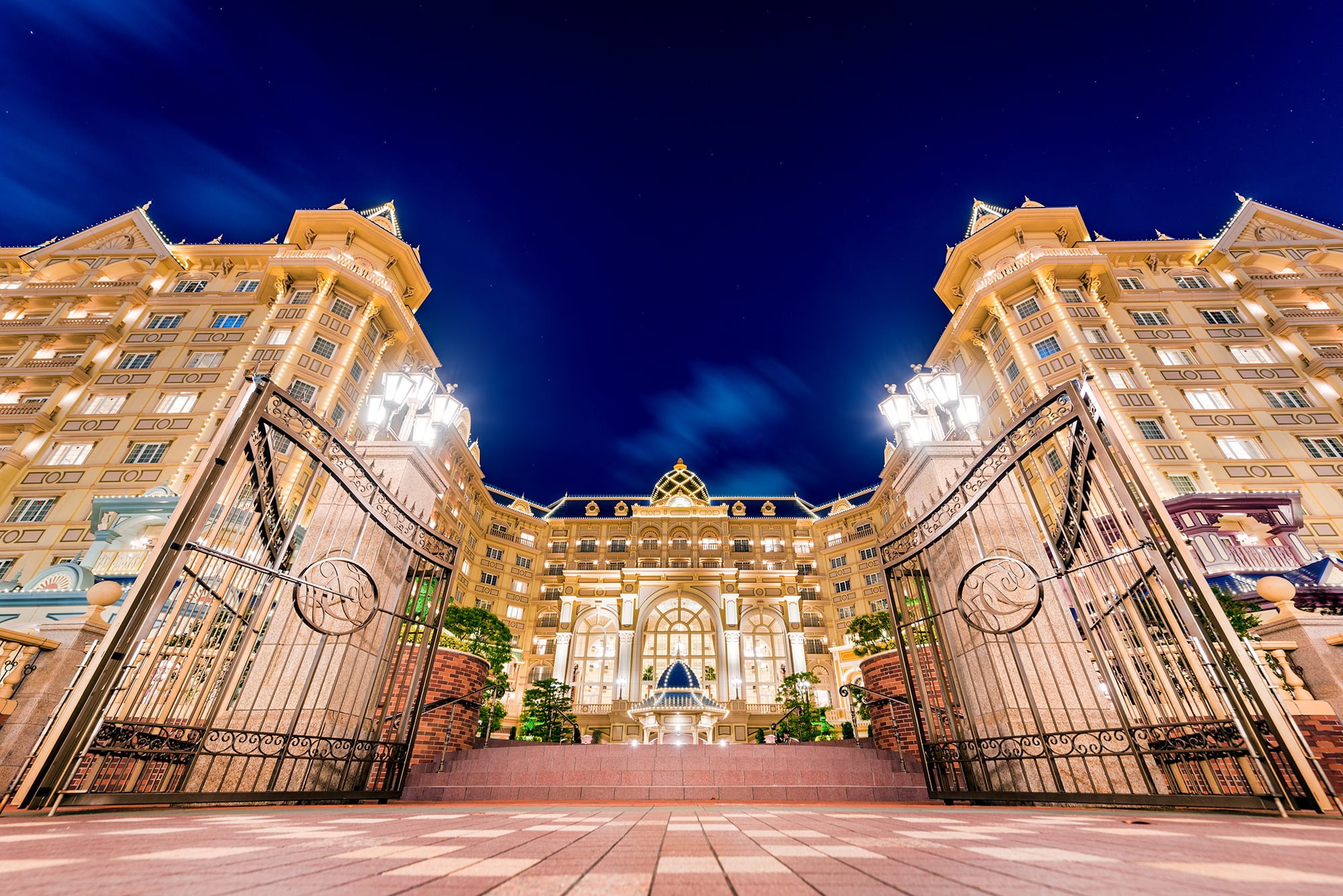 tokyo-disneyland-hotel-gates-night-tdr