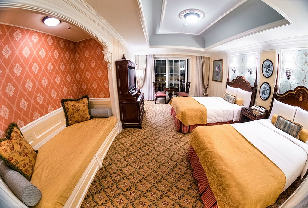 tokyo-disneyland-hotel-room-fisheye