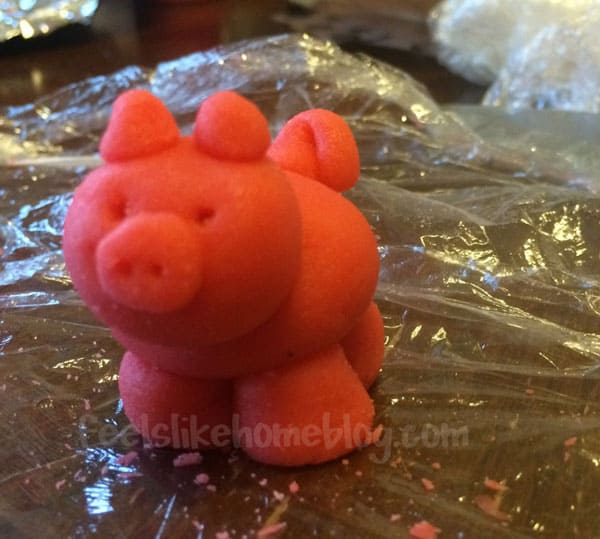 finished-marzipan-pig